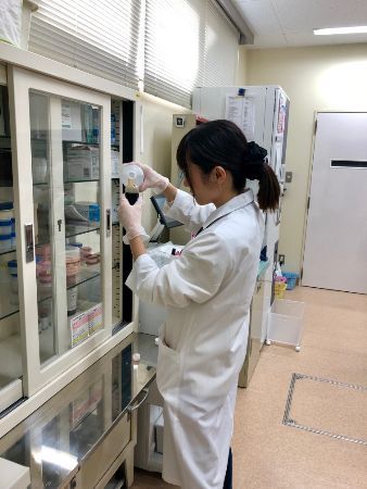 院内製剤調製中